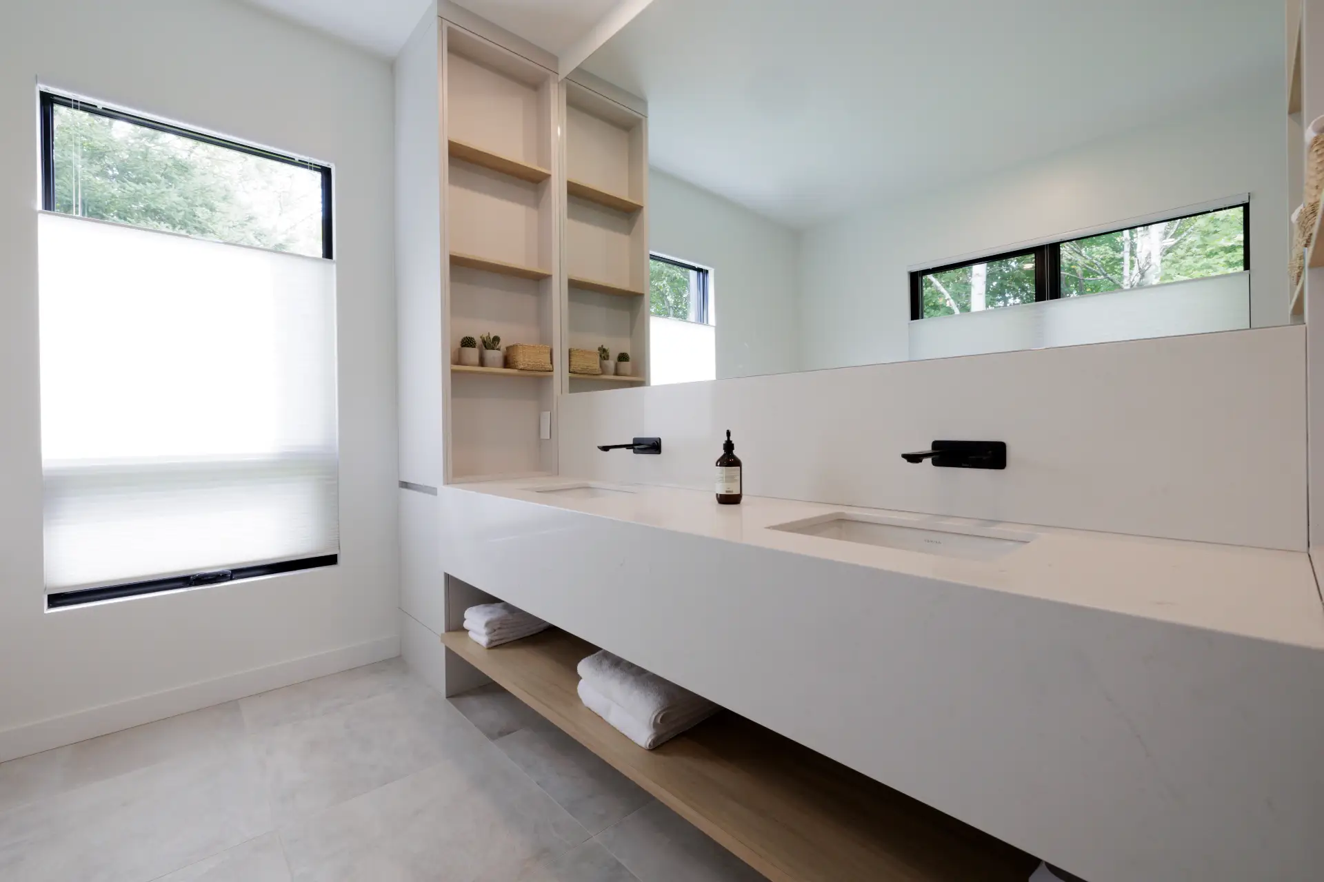 Sublime minimalist style bathroom.