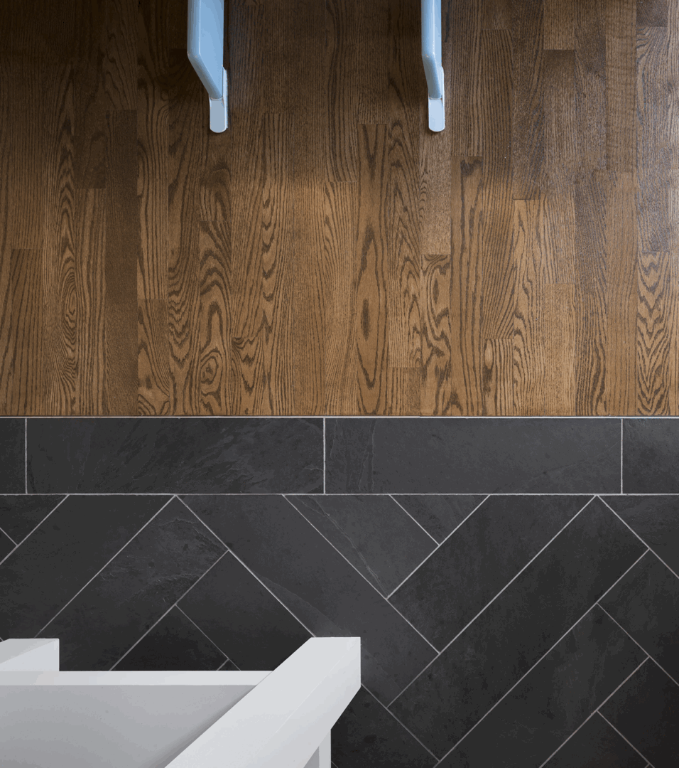 View of a decorative tile in the kitchen