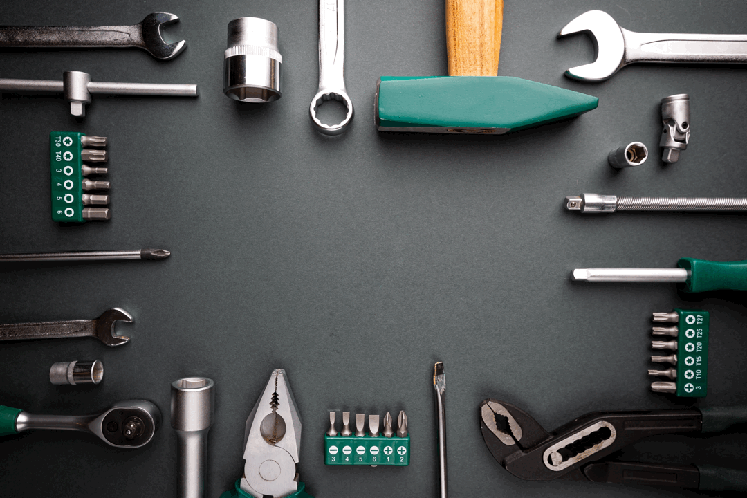 Ensemble d'outils pour changer une poignée de porte.