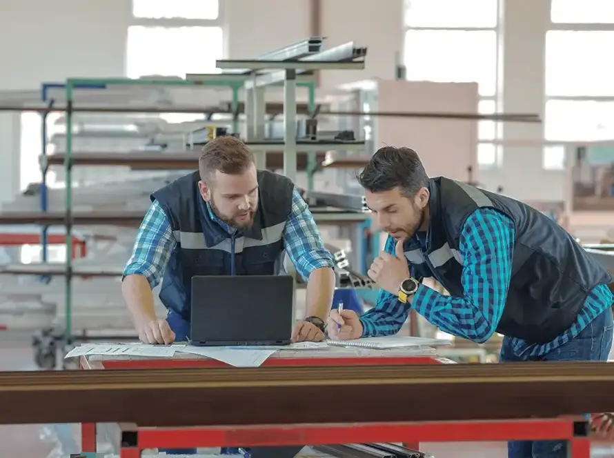Deux hommes en pleine conception de nouvel porte Dörr Industries.